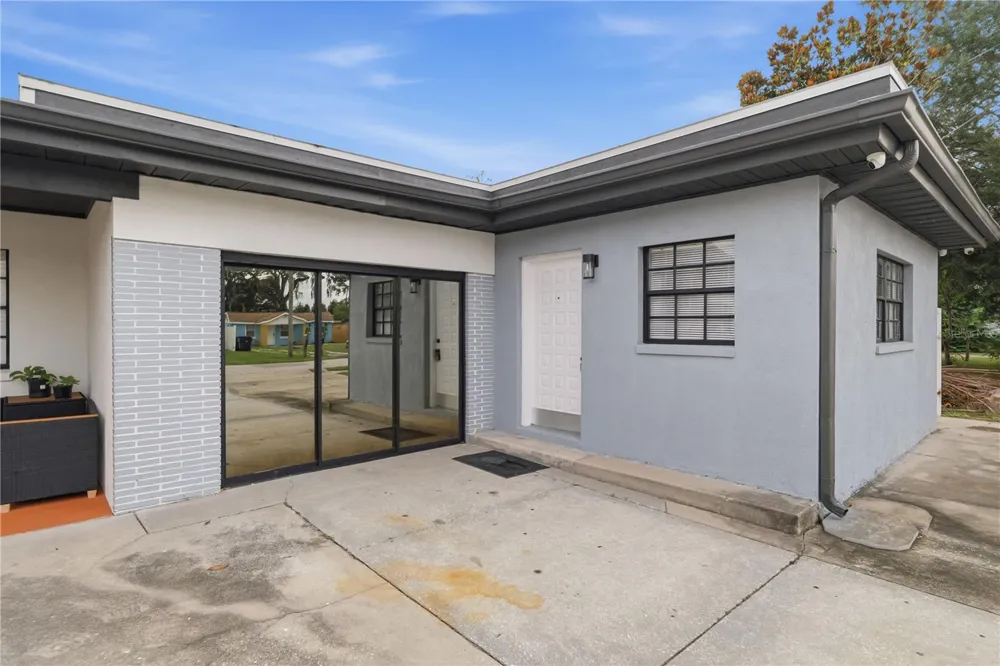 2607 W CREST AVENUE Tampa, FL 33614