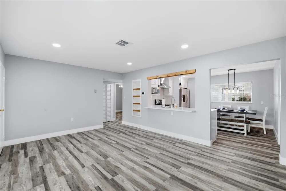 2607 W CREST AVENUE Tampa, FL 33614