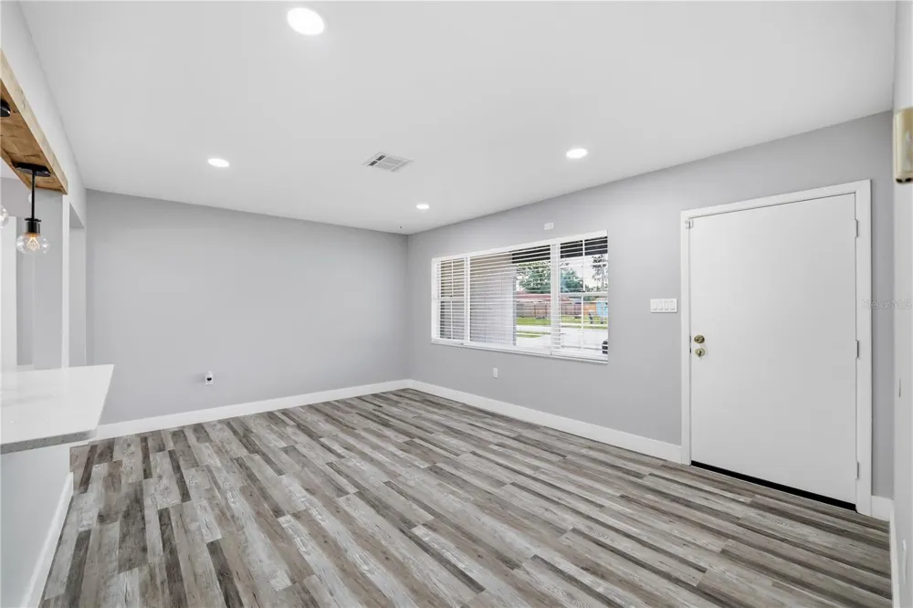 2607 W CREST AVENUE Tampa, FL 33614