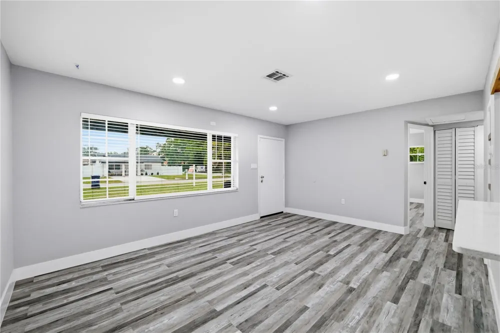 2607 W CREST AVENUE Tampa, FL 33614