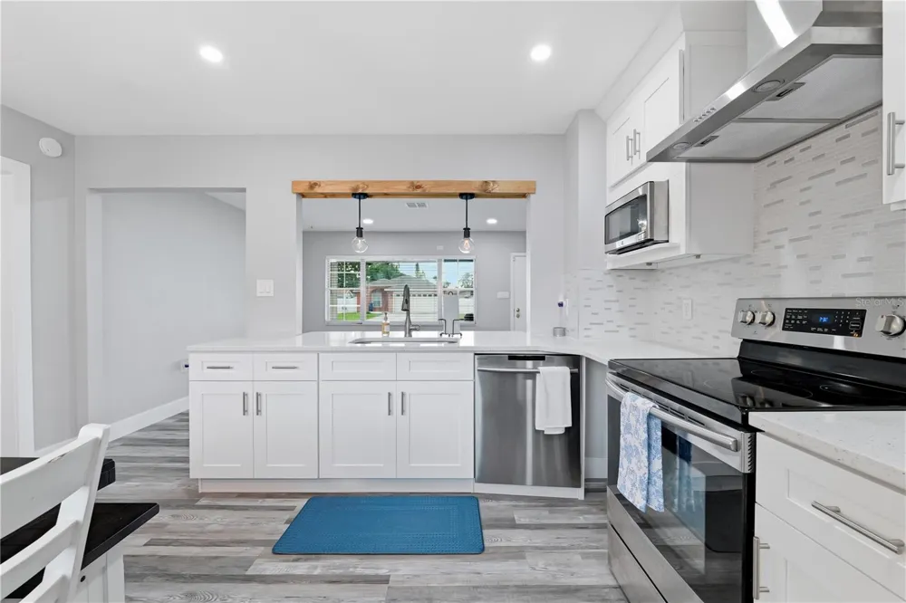 2607 W CREST AVENUE Tampa, FL 33614