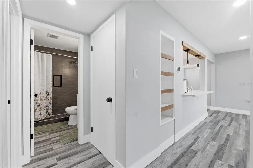 2607 W CREST AVENUE Tampa, FL 33614