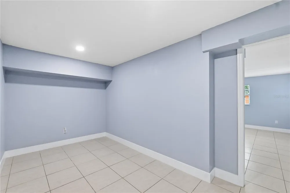 2607 W CREST AVENUE Tampa, FL 33614