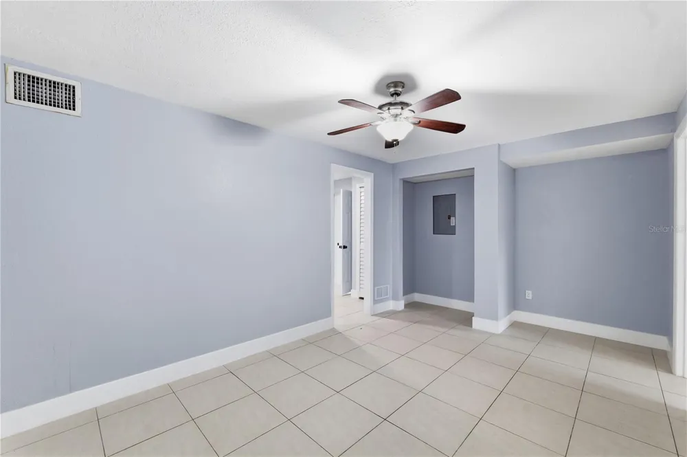 2607 W CREST AVENUE Tampa, FL 33614