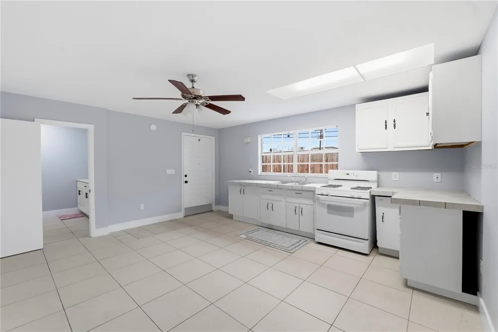 2607 W CREST AVENUE Tampa, FL 33614