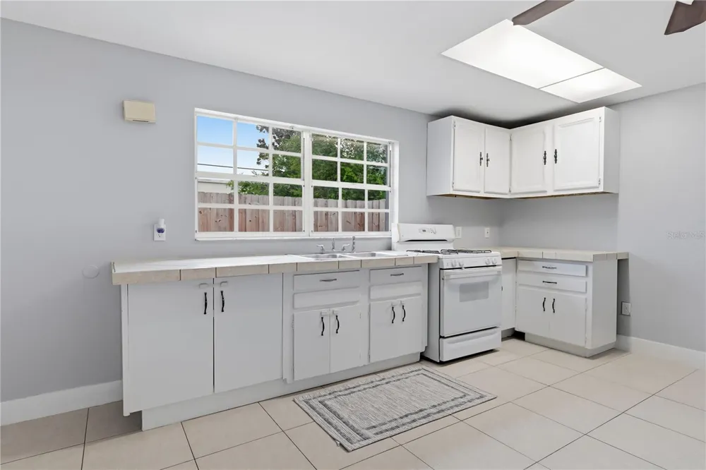 2607 W CREST AVENUE Tampa, FL 33614