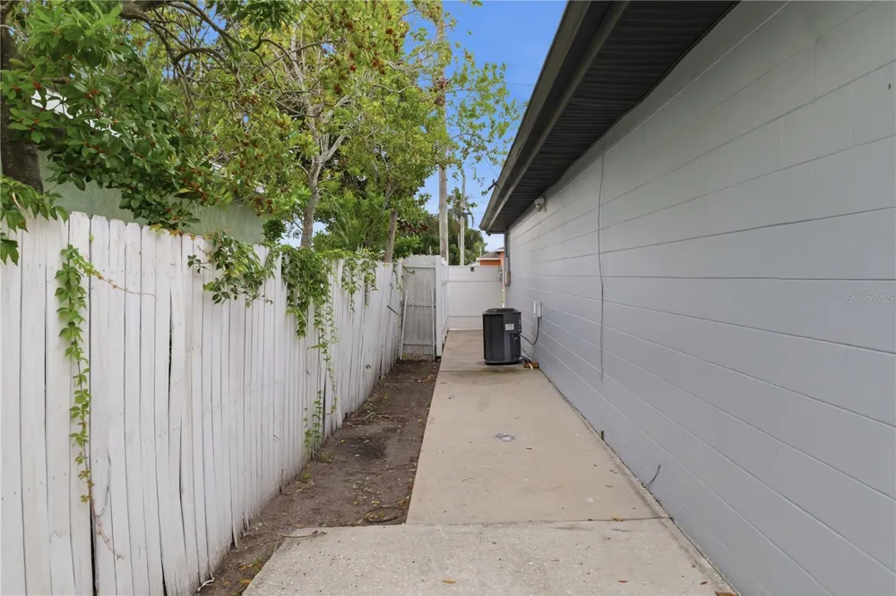 2607 W CREST AVENUE Tampa, FL 33614