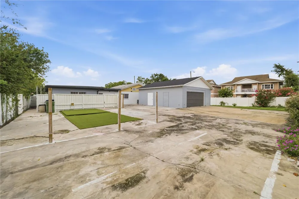 2607 W CREST AVENUE Tampa, FL 33614