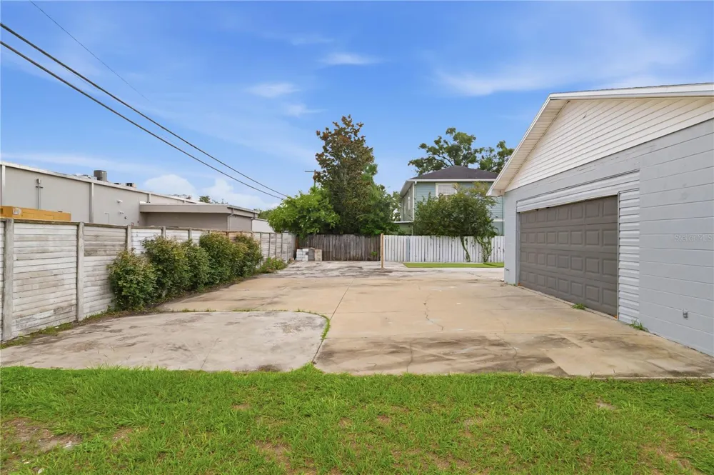 2607 W CREST AVENUE Tampa, FL 33614