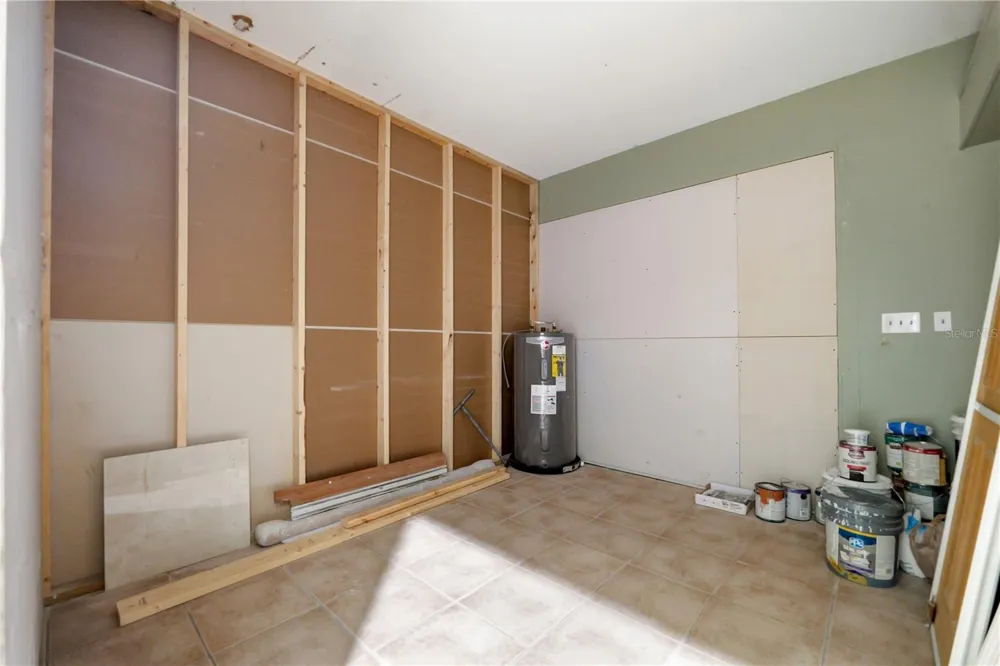 2607 W CREST AVENUE Tampa, FL 33614