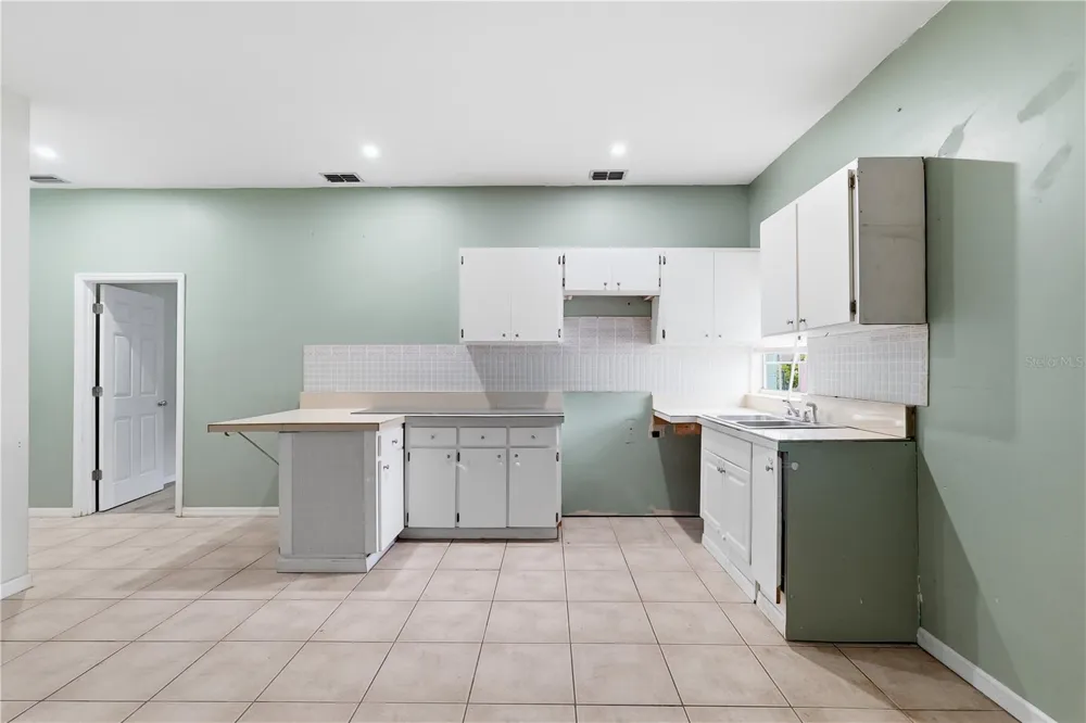 2607 W CREST AVENUE Tampa, FL 33614