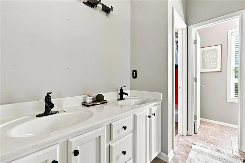 212 Oak Hollow Court White, GA 30184
