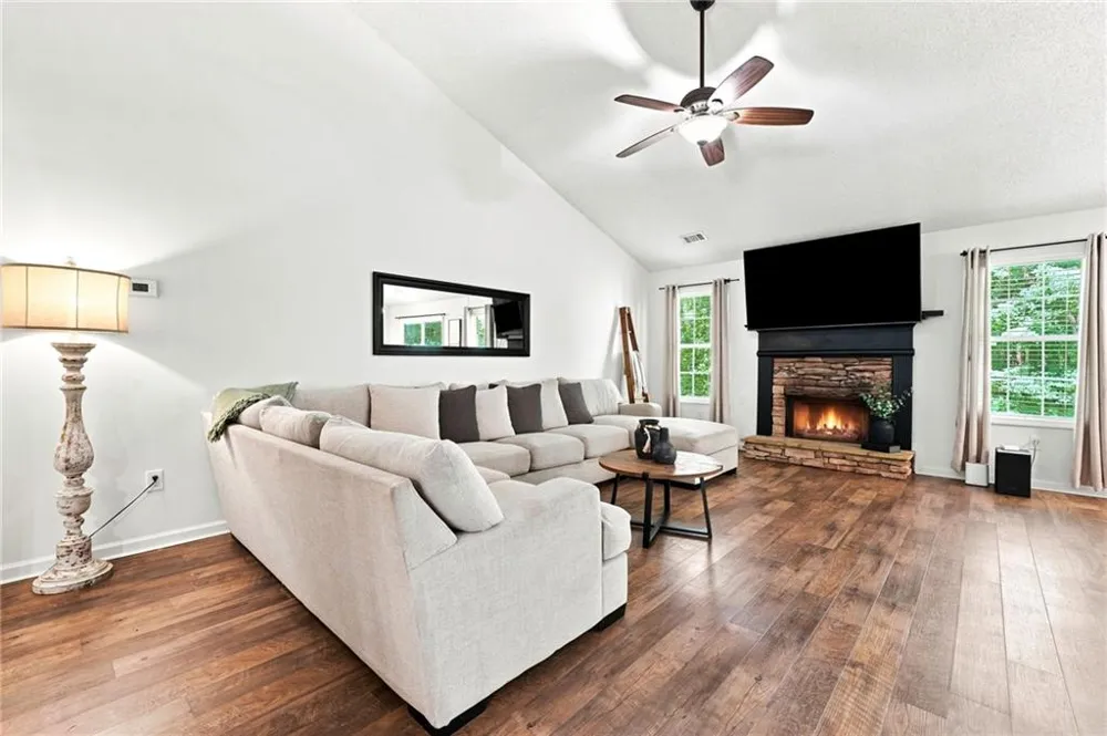 212 Oak Hollow Court White, GA 30184