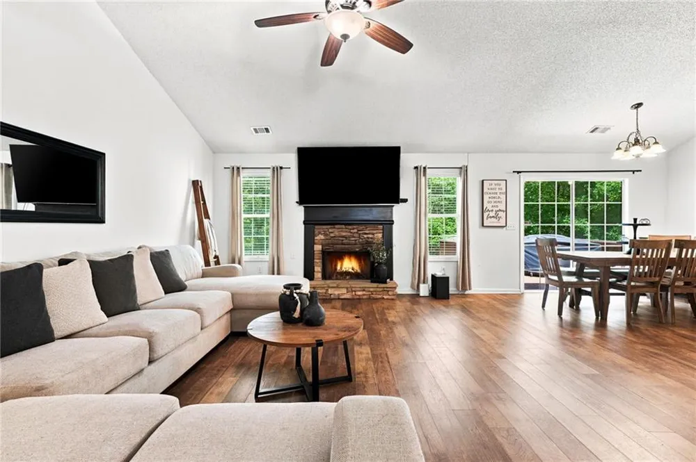 212 Oak Hollow Court White, GA 30184
