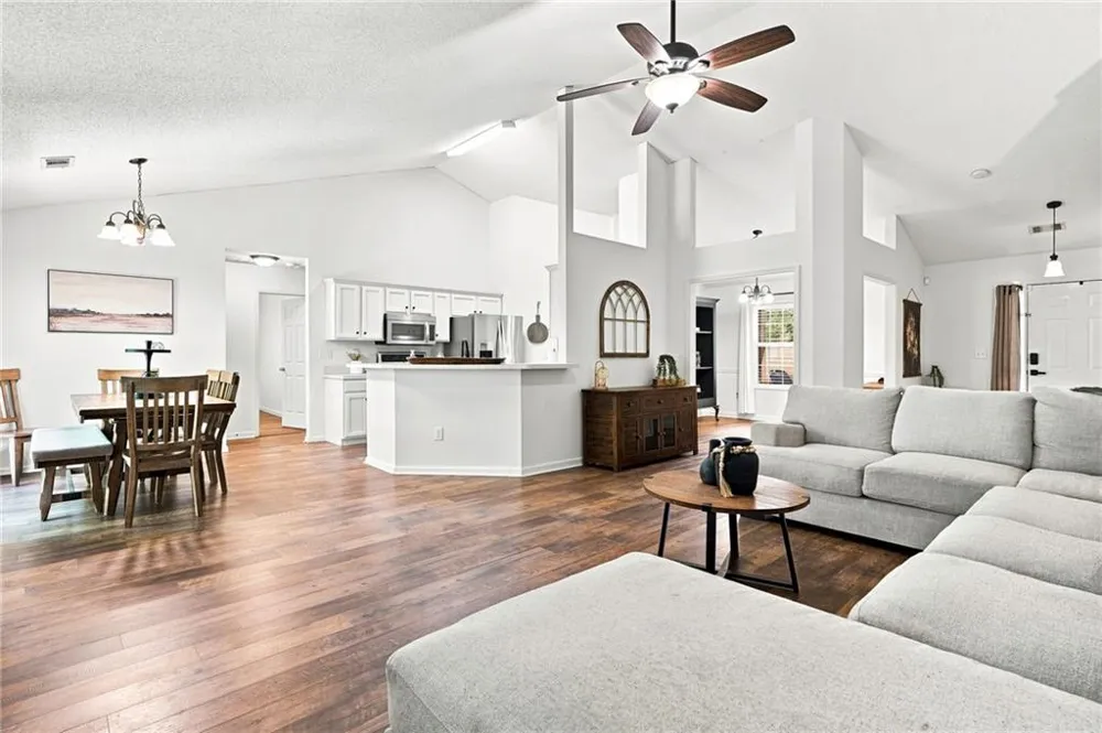 212 Oak Hollow Court White, GA 30184