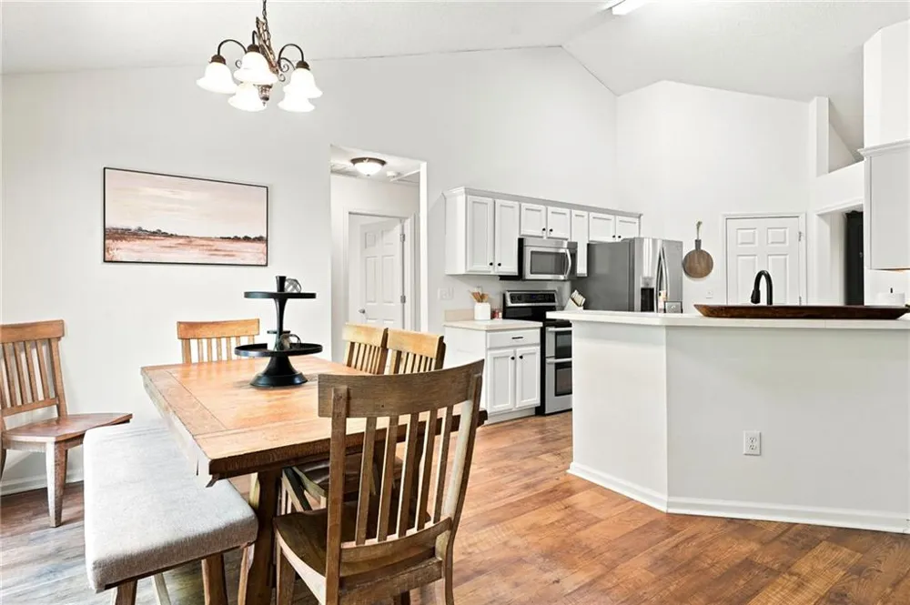 212 Oak Hollow Court White, GA 30184