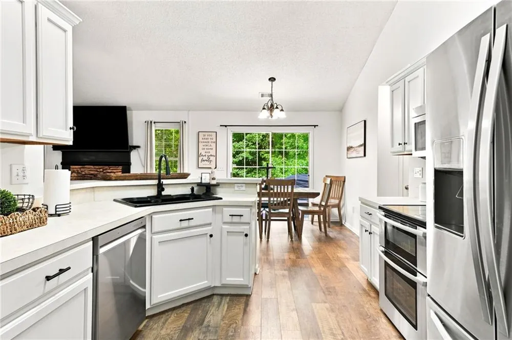 212 Oak Hollow Court White, GA 30184