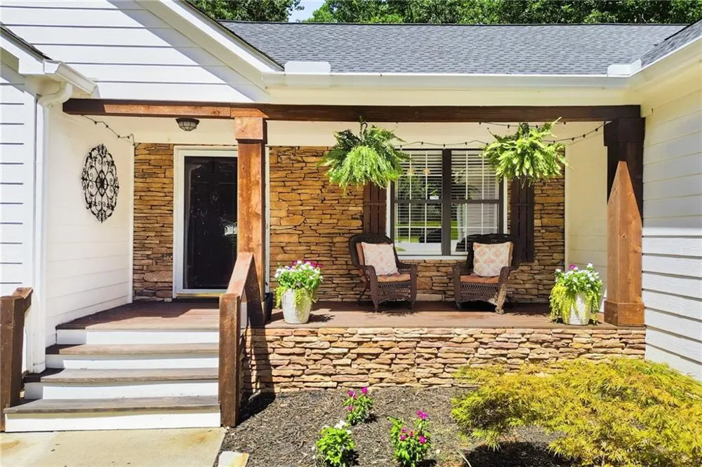 212 Oak Hollow Court White, GA 30184
