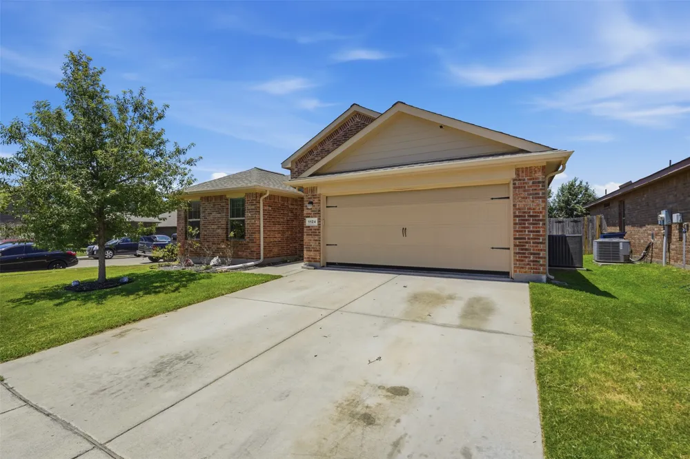 1124 Autumnwood Drive Azle, TX 76020