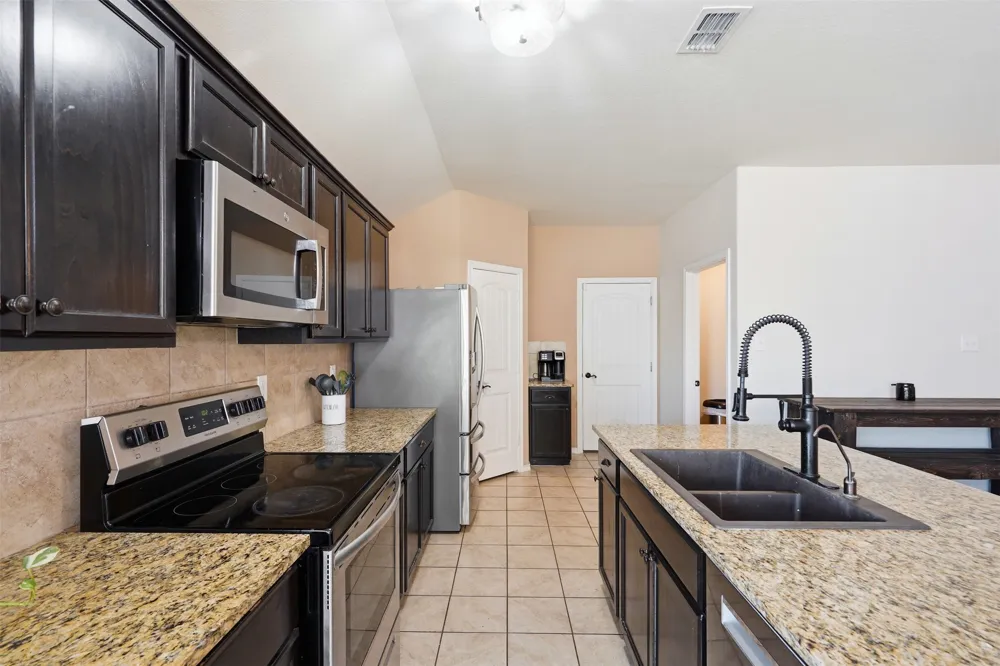 1124 Autumnwood Drive Azle, TX 76020