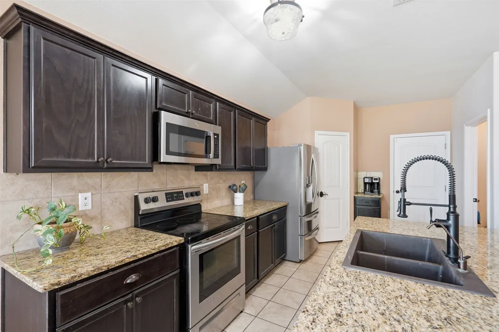 1124 Autumnwood Drive Azle, TX 76020