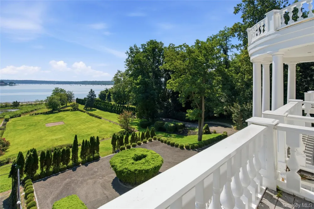1007 W Shore Road Mill Neck, NY 11765