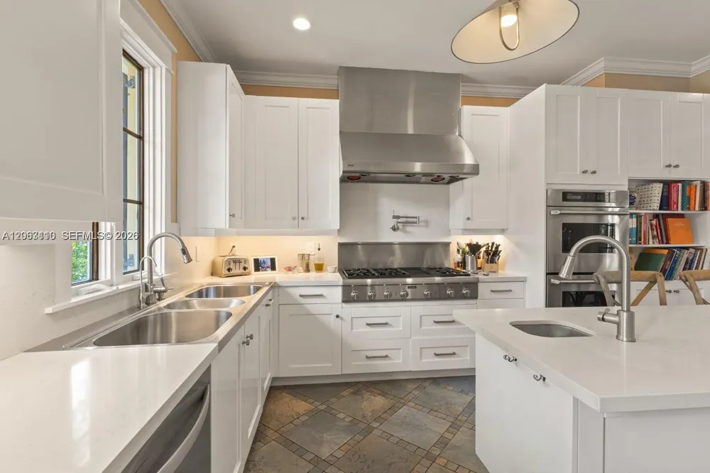 685 Harbor Ln Key Biscayne, FL 33149