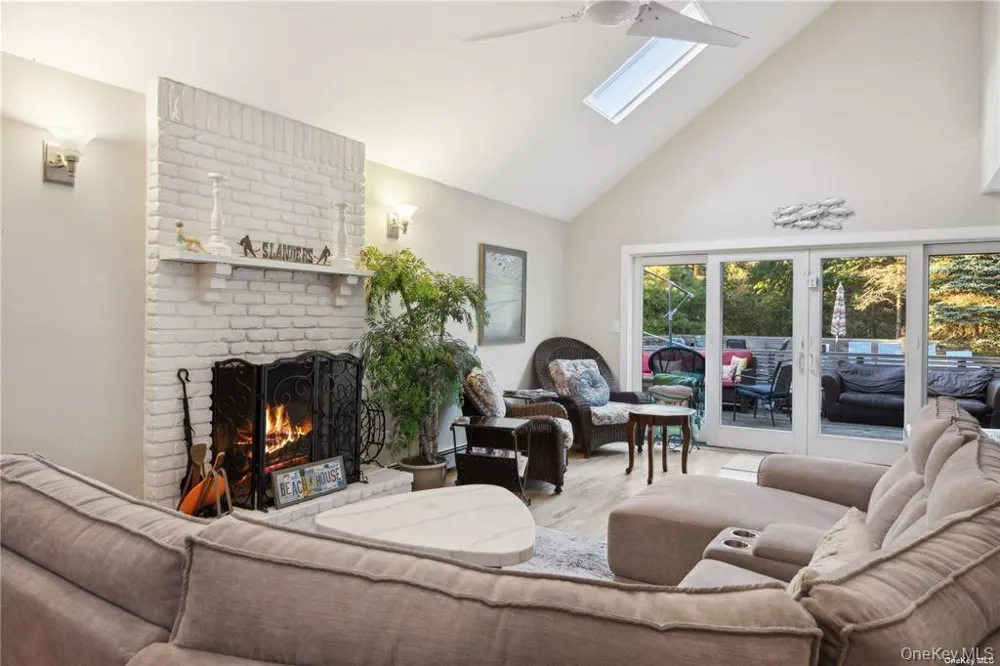 25 Blue Jay Way East Hampton, NY 11937