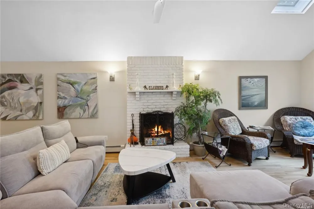 25 Blue Jay Way East Hampton, NY 11937