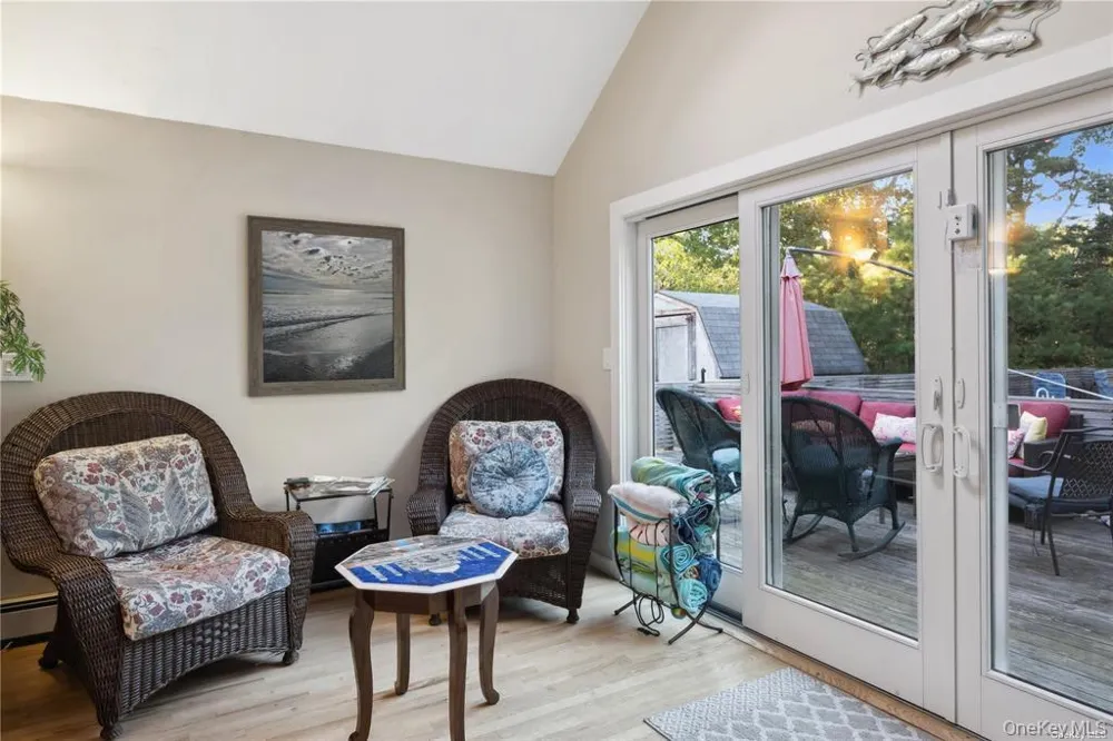 25 Blue Jay Way East Hampton, NY 11937