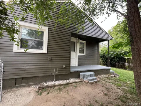 2504 BANNISTER STREET