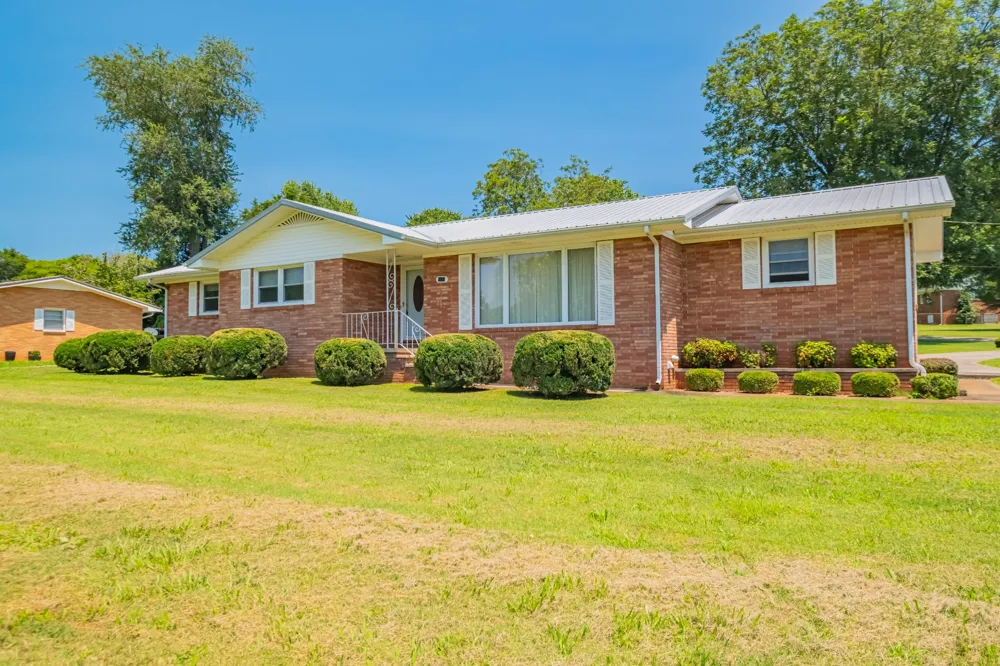 1111 Holders Cove Rd Winchester, TN 37398