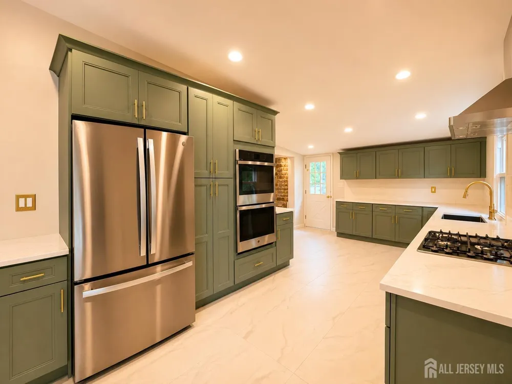 253 Parkview Terrace Middletown, NJ 07738
