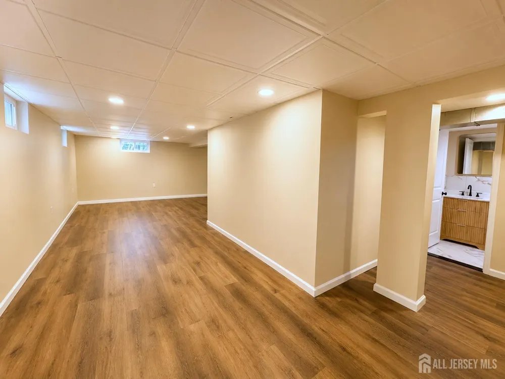 253 Parkview Terrace Middletown, NJ 07738