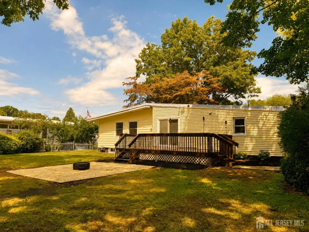 253 Parkview Terrace Middletown, NJ 07738