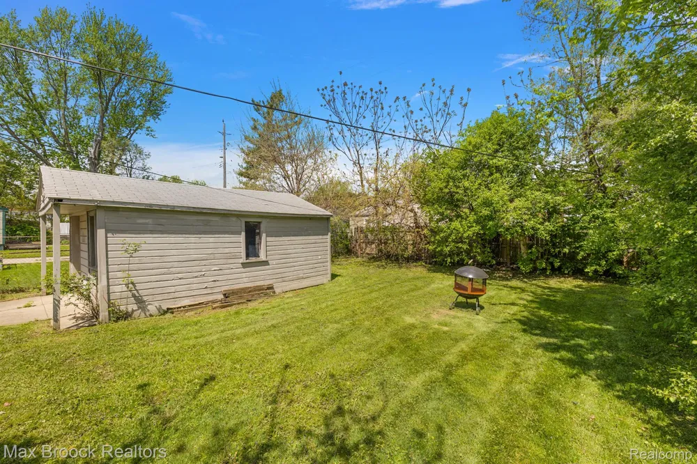 561 E Bennett Avenue Ferndale City, MI 48220