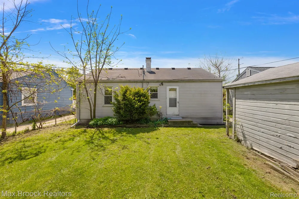 561 E Bennett Avenue Ferndale City, MI 48220