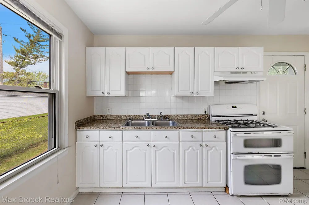 561 E Bennett Avenue Ferndale City, MI 48220