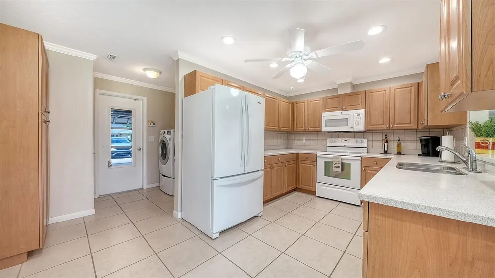 5621 PALM AIRE DRIVE Sarasota, FL 34243