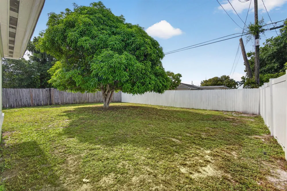1547 W 10TH STREET Riviera Beach, FL 33404