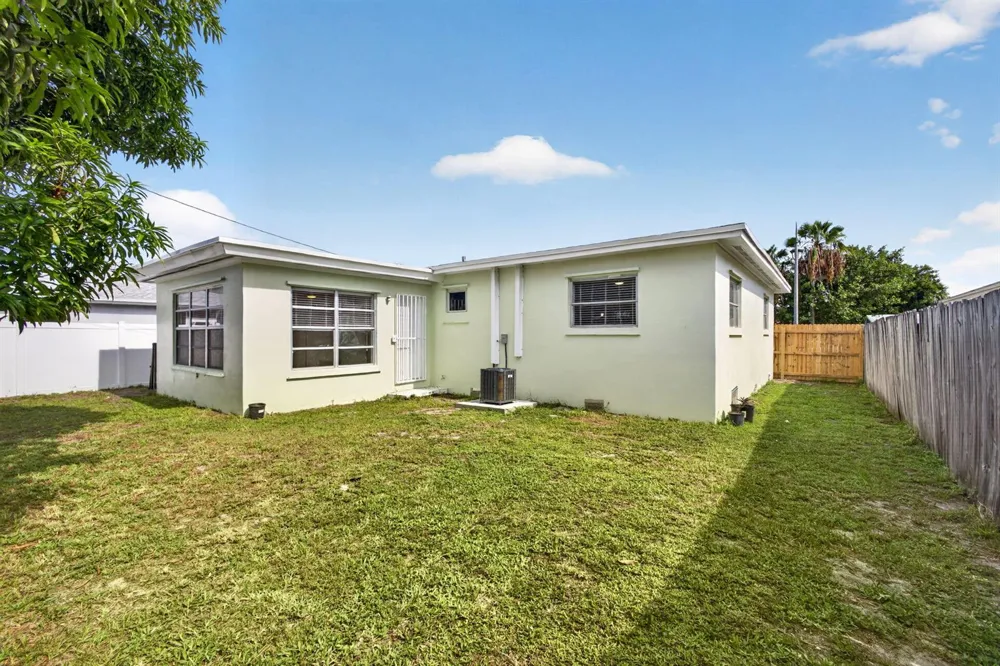 1547 W 10TH STREET Riviera Beach, FL 33404