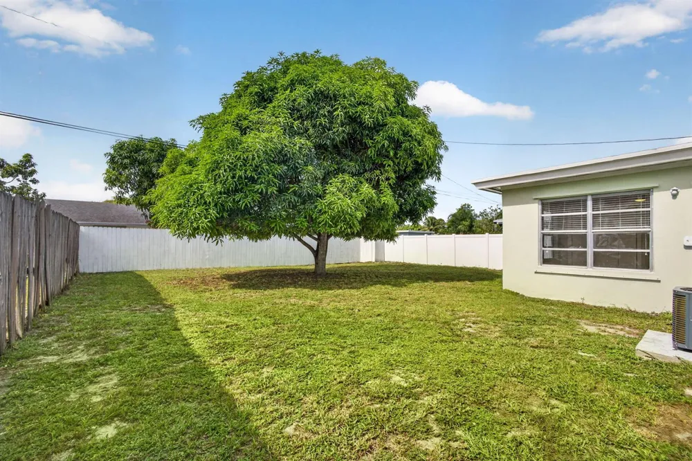 1547 W 10TH STREET Riviera Beach, FL 33404