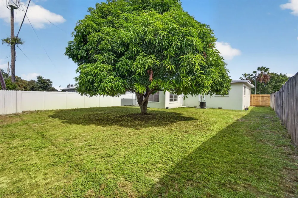 1547 W 10TH STREET Riviera Beach, FL 33404