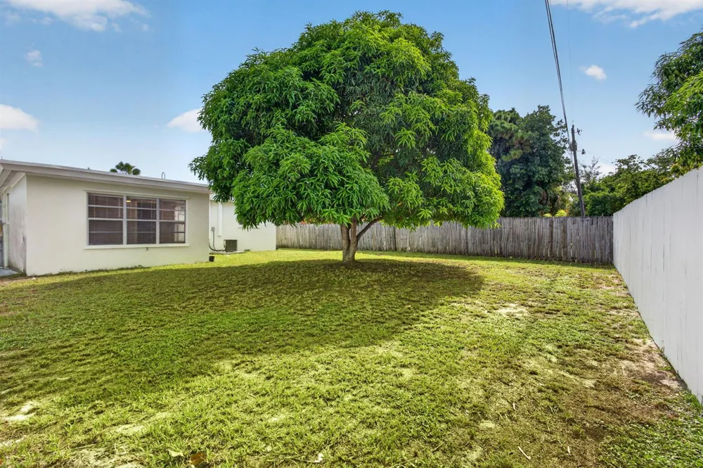 1547 W 10TH STREET Riviera Beach, FL 33404