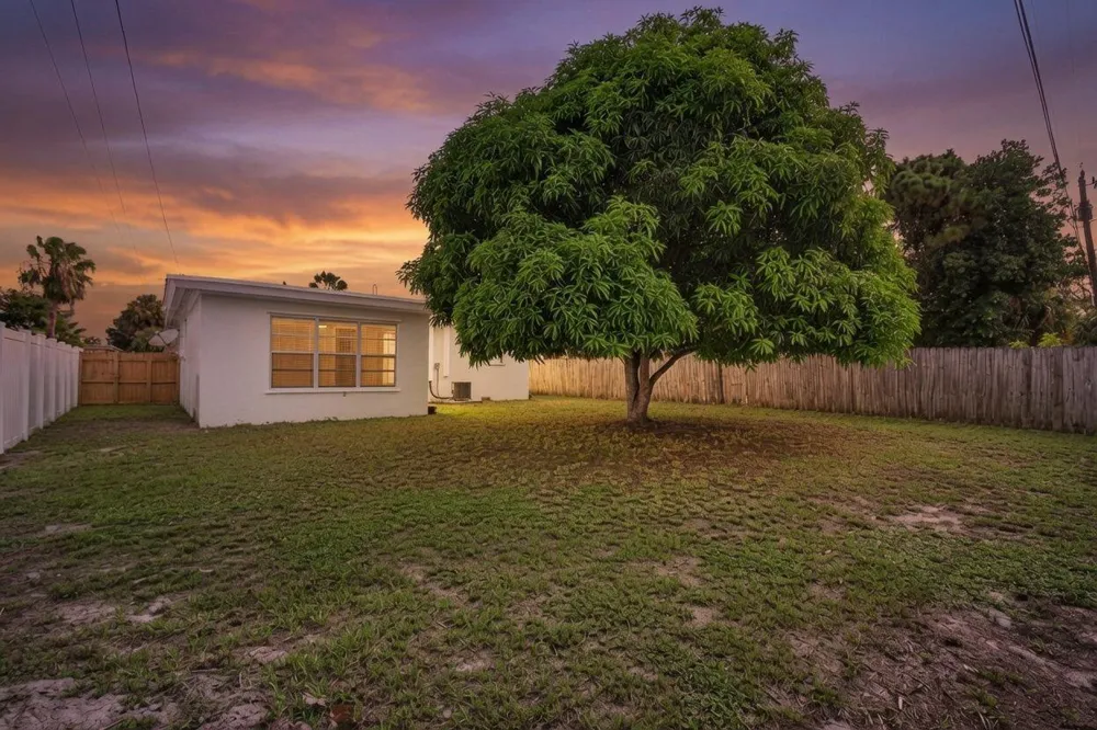 1547 W 10TH STREET Riviera Beach, FL 33404