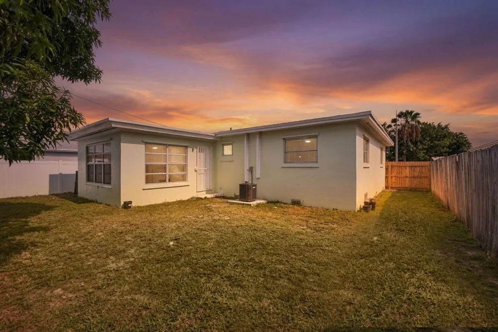 1547 W 10TH STREET Riviera Beach, FL 33404