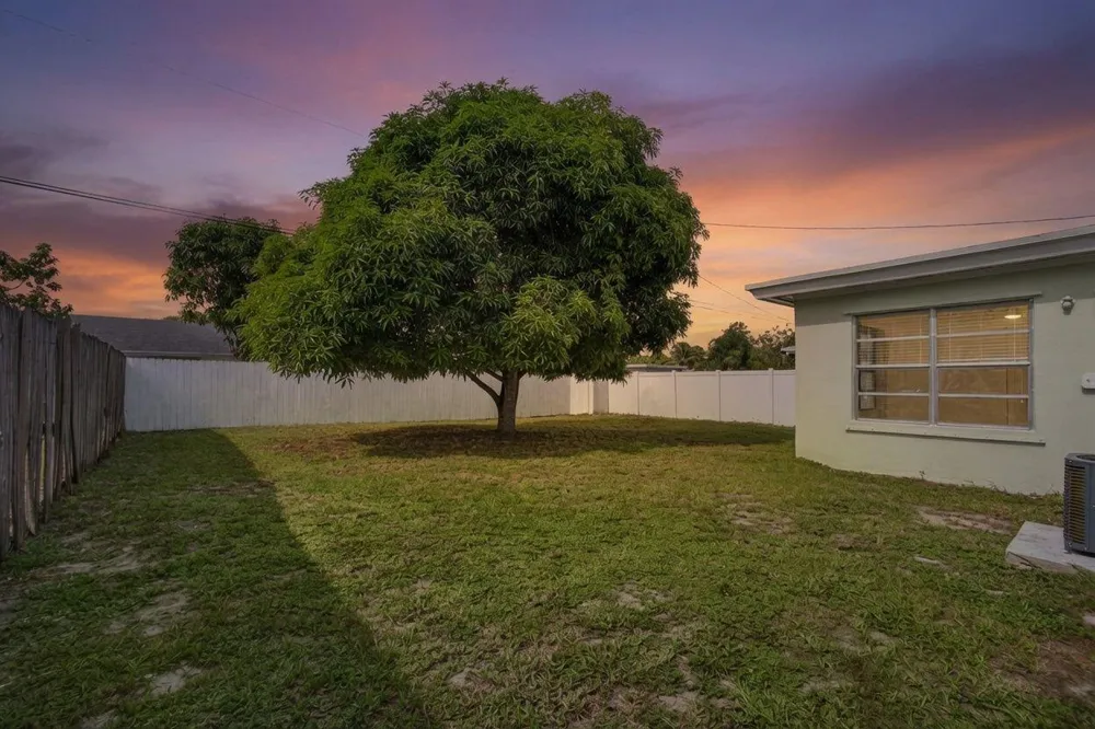 1547 W 10TH STREET Riviera Beach, FL 33404