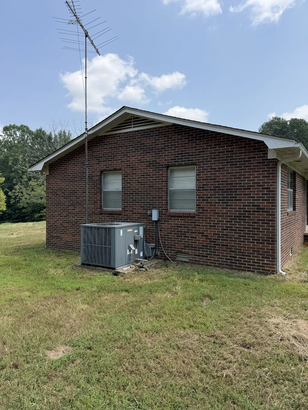 1756 Crazy Doe Rd Lexington, TN 38351