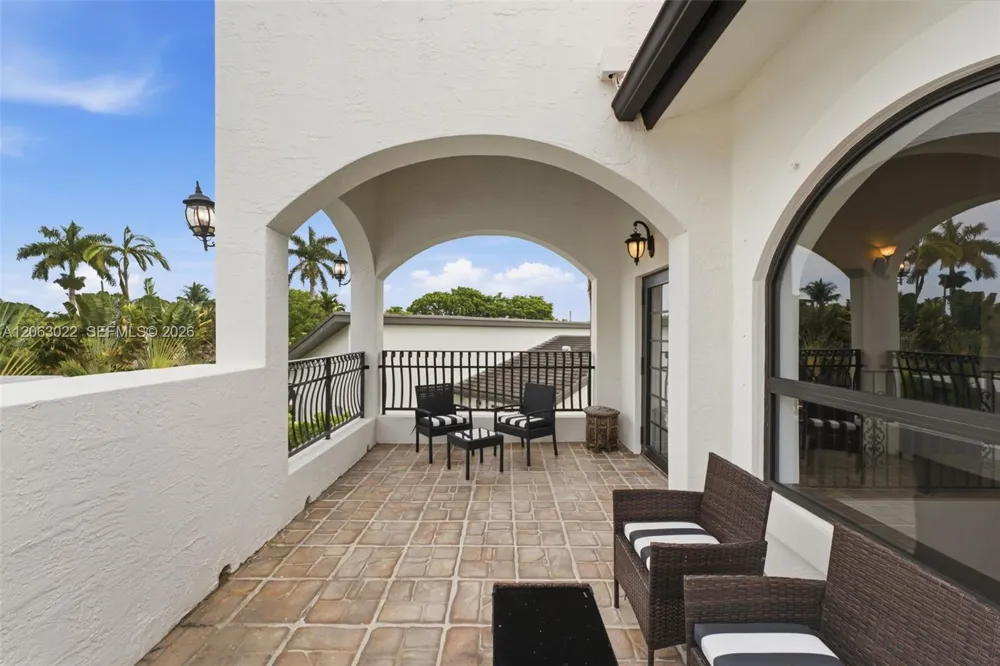 8215 Grand Canal Dr Miami, FL 33144