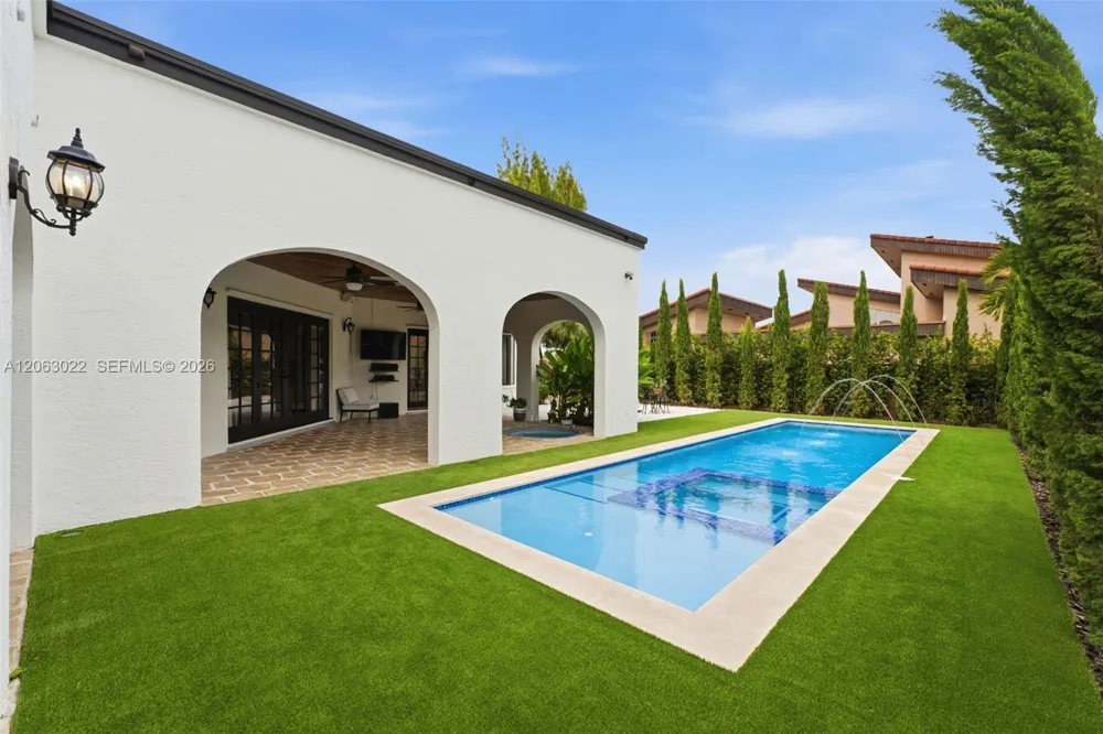8215 Grand Canal Dr Miami, FL 33144